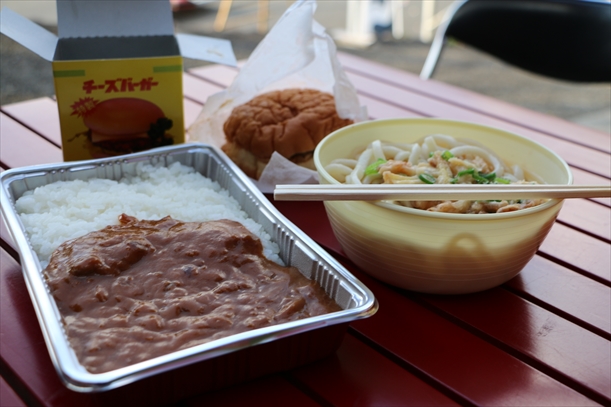 ハンバーガーとうどん、カレー